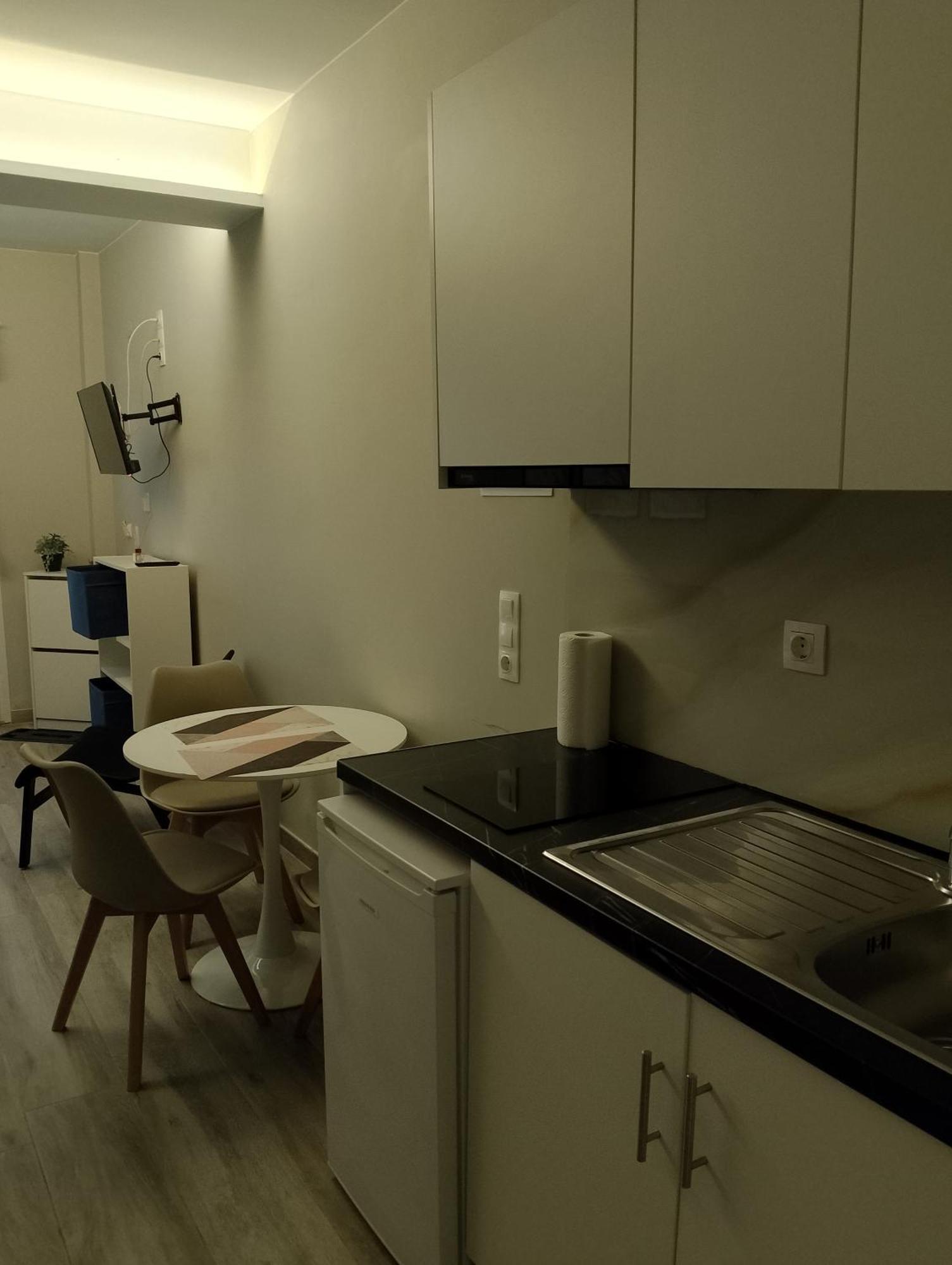Navarino Apartment Drama
